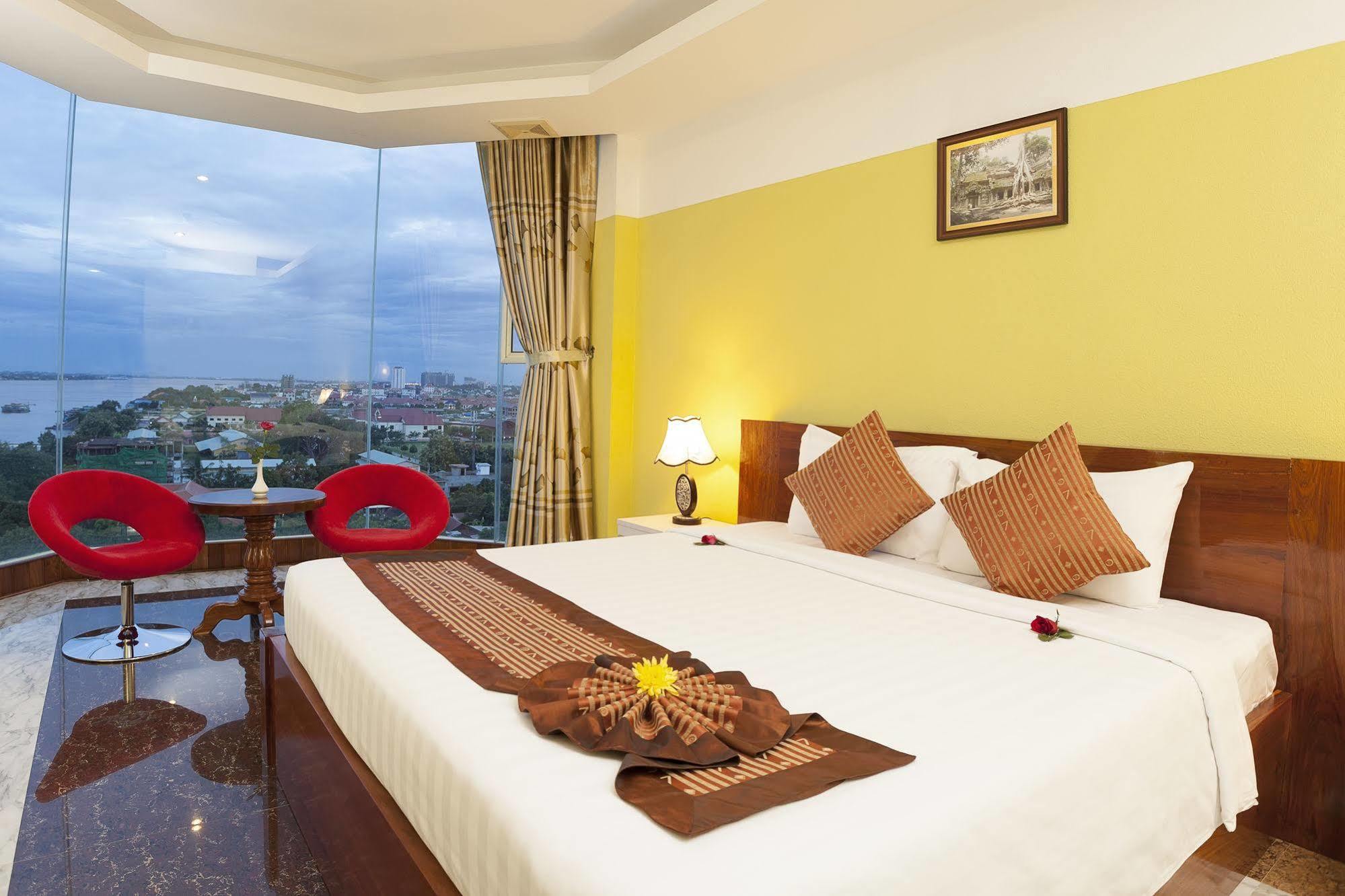 High Sky Hotel Phnom Penh Exterior foto